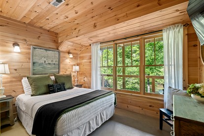 Incredible Riverfront Cabin Surrounded by Trees for an Unforgettable Escape in Nature in Blue Ridge, Georgia - Blue Ridge, Georgia - glamping.directory