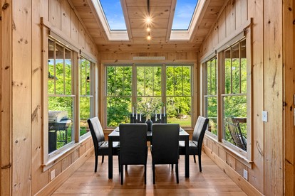 Incredible Riverfront Cabin Surrounded by Trees for an Unforgettable Escape in Nature in Blue Ridge, Georgia - Blue Ridge, Georgia - glamping.directory