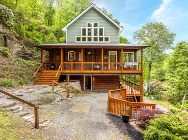 Incredible Riverfront Cabin Surrounded by Trees for an Unforgettable Escape in Nature in Blue Ridge, Georgia - glamping.directory