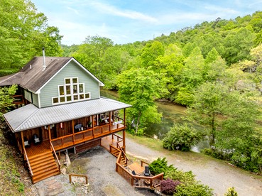 Incredible Riverfront Cabin Surrounded by Trees for an Unforgettable Escape in Nature in Blue Ridge, Georgia - Blue Ridge, Georgia - glamping.directory