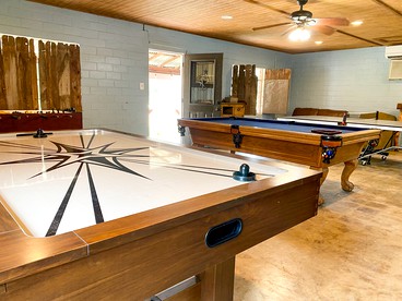 Creekside Cabin with a Hot Tub for a Texas Glamping Holiday in Geronimo - Geronimo, Texas - glamping.directory