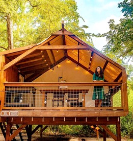 Creekside Cabin with a Hot Tub for a Texas Glamping Holiday in Geronimo - Geronimo, Texas - glamping.directory