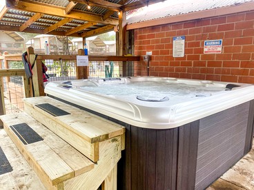 Creekside Cabin with a Hot Tub for a Texas Glamping Holiday in Geronimo - Geronimo, Texas - glamping.directory