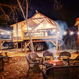 Creekside Cabin with a Hot Tub for a Texas Glamping Holiday in Geronimo - Geronimo, Texas - glamping.directory