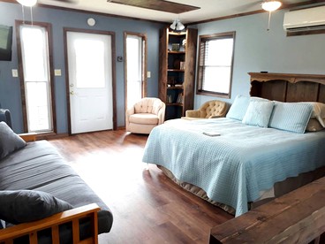 Countryside Tiny House Rental for Weekend Getaway near Springfield, Illinois - Murrayville, Illinois - glamping.directory