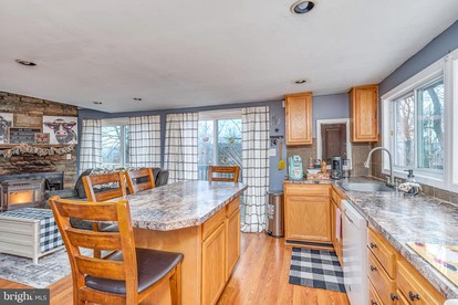Lofted Quaint Cabin with BBQ and Mountain Views in West Virginia - Gerrardstown, West Virginia - glamping.directory