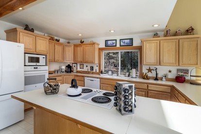Exceptional Pet-friendly Cottage with Hot Tub for Family and Group Getaways near Leavenworth, Washington - Leavenworth, Washington - glamping.directory