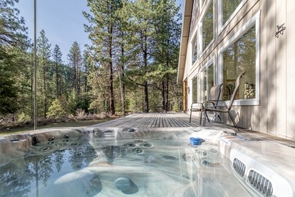 Exceptional Pet-friendly Cottage with Hot Tub for Family and Group Getaways near Leavenworth, Washington - Leavenworth, Washington - glamping.directory