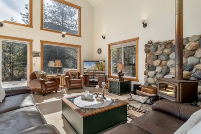 Exceptional Pet-friendly Cottage with Hot Tub for Family and Group Getaways near Leavenworth, Washington - Leavenworth, Washington - glamping.directory