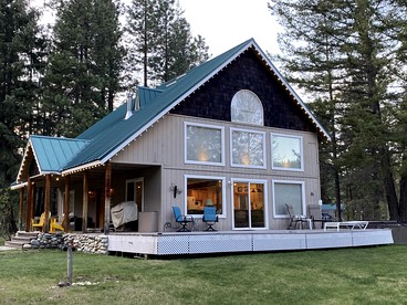 Exceptional Pet-friendly Cottage with Hot Tub for Family and Group Getaways near Leavenworth, Washington - glamping.directory