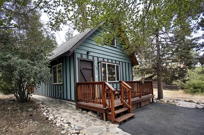 Delightful Cabin Surrounded by Trees near Big Bear Lake and San Bernadino National Forest for an Unforgettable Escape in Nature in California - glamping.directory