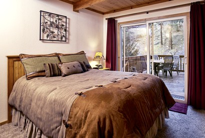 Delightful Cabin Surrounded by Trees near Big Bear Lake and San Bernadino National Forest for an Unforgettable Escape in Nature in California - Big Bear City, California - glamping.directory
