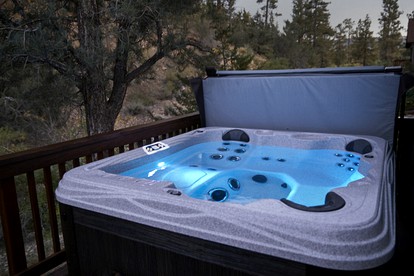 Delightful Cabin Surrounded by Trees near Big Bear Lake and San Bernadino National Forest for an Unforgettable Escape in Nature in California - Big Bear City, California - glamping.directory