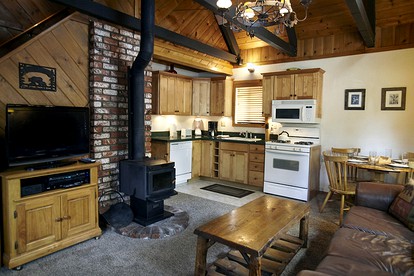 Delightful Cabin Surrounded by Trees near Big Bear Lake and San Bernadino National Forest for an Unforgettable Escape in Nature in California - Big Bear City, California - glamping.directory
