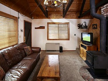 Delightful Cabin Surrounded by Trees near Big Bear Lake and San Bernadino National Forest for an Unforgettable Escape in Nature in California - Big Bear City, California - glamping.directory