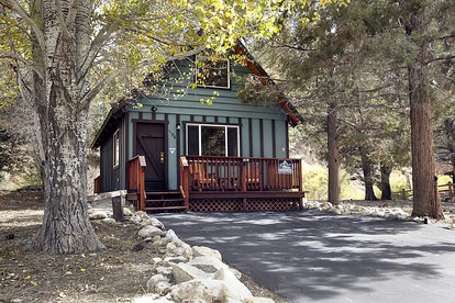 Delightful Cabin Surrounded by Trees near Big Bear Lake and San Bernadino National Forest for an Unforgettable Escape in Nature in California - Big Bear City, California - glamping.directory