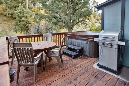 Delightful Cabin Surrounded by Trees near Big Bear Lake and San Bernadino National Forest for an Unforgettable Escape in Nature in California - Big Bear City, California - glamping.directory