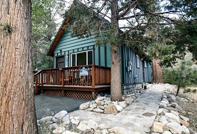 Delightful Cabin Surrounded by Trees near Big Bear Lake and San Bernadino National Forest for an Unforgettable Escape in Nature in California - Big Bear City, California - glamping.directory