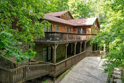 Pet Friendly Cabin for Large Groups in the Eastern Panhandle of West Virginia, Surrounded by Scenic Nature and Historic Attractions - Berkeley Springs , West Virginia - glamping.directory