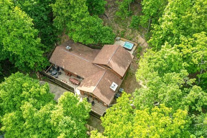 Pet Friendly Cabin for Large Groups in the Eastern Panhandle of West Virginia, Surrounded by Scenic Nature and Historic Attractions - Berkeley Springs , West Virginia - glamping.directory