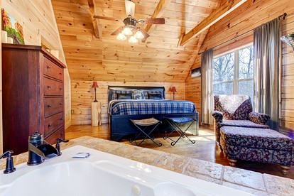 Expansive Log Cabin Rental in Foothills of Blue Ridge Mountains, North Carolina - Black Mountain, North Carolina - glamping.directory