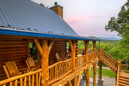 Expansive Log Cabin Rental in Foothills of Blue Ridge Mountains, North Carolina - Black Mountain, North Carolina - glamping.directory