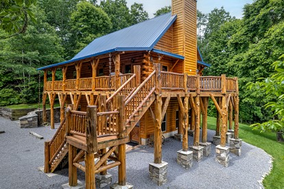 Expansive Log Cabin Rental in Foothills of Blue Ridge Mountains, North Carolina - Black Mountain, North Carolina - glamping.directory