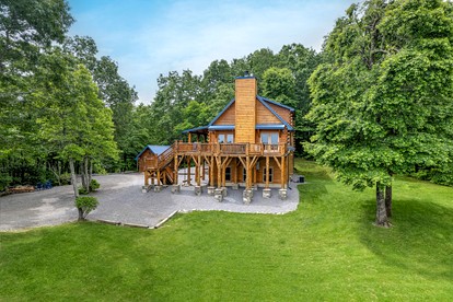 Expansive Log Cabin Rental in Foothills of Blue Ridge Mountains, North Carolina - Black Mountain, North Carolina - glamping.directory