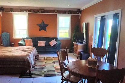 Peaceful Getaway on a Farm near Waterloo, Iowa - Hampton, Iowa - glamping.directory