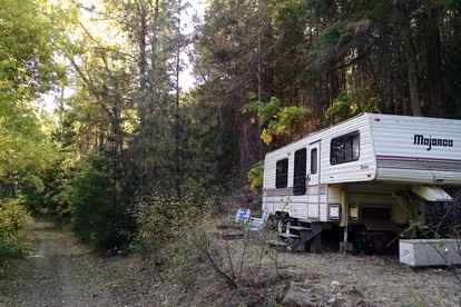 Rustic Caravan Getaway on a Creek in the Klamath National Forest of California - Klamath River, California - glamping.directory