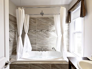 Charming Weekend Getaway Located on a Vineyard near Cleveland, Ohio - Berlin Center, Ohio - glamping.directory