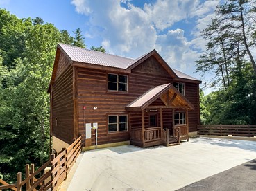 Stunning Cabin with Indoor Pool and Hot-tub in Sevierville, Tennessee - glamping.directory