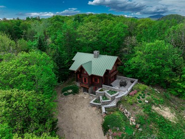 Luxurious Cabin with Lovely Furnished Deck Views in New Hampshire - Jackson, New Hampshire - glamping.directory