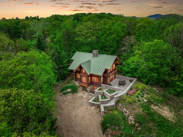 Luxurious Cabin with Lovely Furnished Deck Views in New Hampshire - Jackson, New Hampshire - glamping.directory