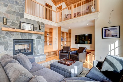 Luxurious Cabin with Lovely Furnished Deck Views in New Hampshire - Jackson, New Hampshire - glamping.directory