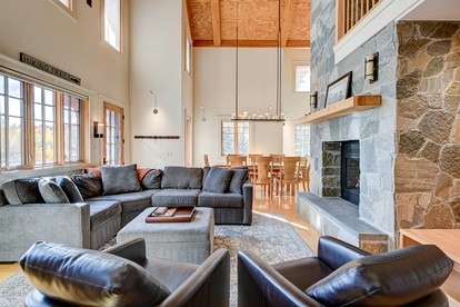 Luxurious Cabin with Lovely Furnished Deck Views in New Hampshire - Jackson, New Hampshire - glamping.directory