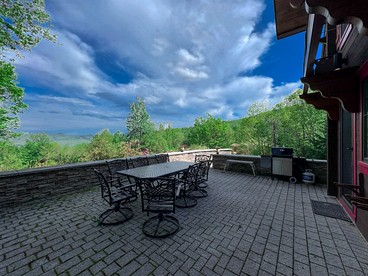 Luxurious Cabin with Lovely Furnished Deck Views in New Hampshire - Jackson, New Hampshire - glamping.directory