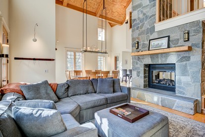 Luxurious Cabin with Lovely Furnished Deck Views in New Hampshire - Jackson, New Hampshire - glamping.directory