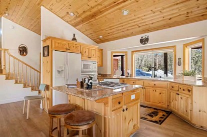 Ultimate Comfort: Cabin with Hot Tub near Big Bear Lake, California - San Bernardino, California - glamping.directory