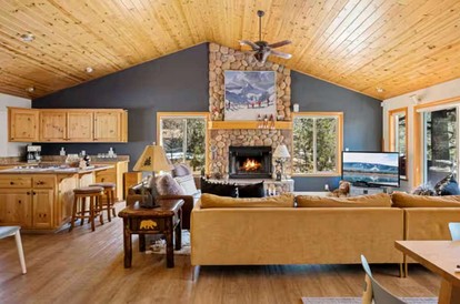 Ultimate Comfort: Cabin with Hot Tub near Big Bear Lake, California - San Bernardino, California - glamping.directory
