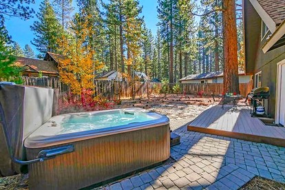 Cozy Mountain Cabin with Hot Tub for Familiy and Group Getaways in South Lake Tahoe, California - South Lake Tahoe, California - glamping.directory