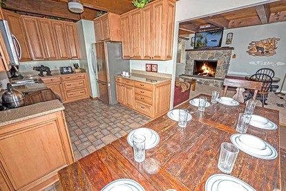 Cozy Mountain Cabin with Hot Tub for Familiy and Group Getaways in South Lake Tahoe, California - South Lake Tahoe, California - glamping.directory