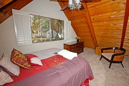 Cozy Mountain Cabin with Hot Tub for Familiy and Group Getaways in South Lake Tahoe, California - South Lake Tahoe, California - glamping.directory