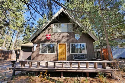 Cozy Mountain Cabin with Hot Tub for Familiy and Group Getaways in South Lake Tahoe, California - glamping.directory