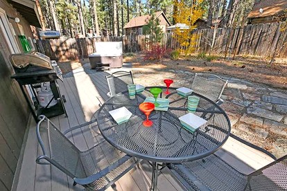 Cozy Mountain Cabin with Hot Tub for Familiy and Group Getaways in South Lake Tahoe, California - South Lake Tahoe, California - glamping.directory