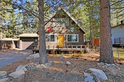 Cozy Mountain Cabin with Hot Tub for Familiy and Group Getaways in South Lake Tahoe, California - South Lake Tahoe, California - glamping.directory