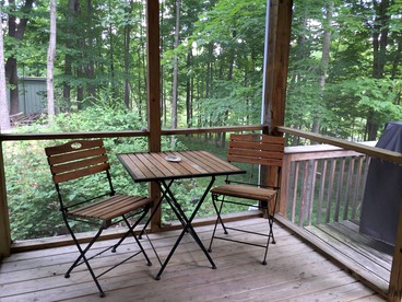 Cozy Two-Bedroom Cabin Rental with Hot Tub and Fireplace in Woodstock, New York - Woodstock, New York - glamping.directory