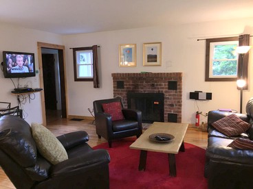 Cozy Two-Bedroom Cabin Rental with Hot Tub and Fireplace in Woodstock, New York - Woodstock, New York - glamping.directory