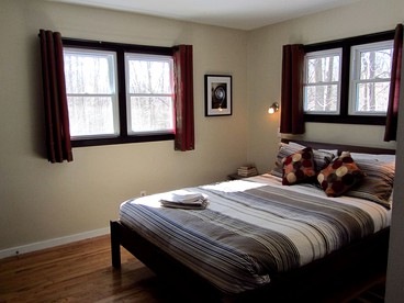Cozy Two-Bedroom Cabin Rental with Hot Tub and Fireplace in Woodstock, New York - Woodstock, New York - glamping.directory