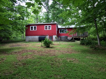 Cozy Two-Bedroom Cabin Rental with Hot Tub and Fireplace in Woodstock, New York - Woodstock, New York - glamping.directory